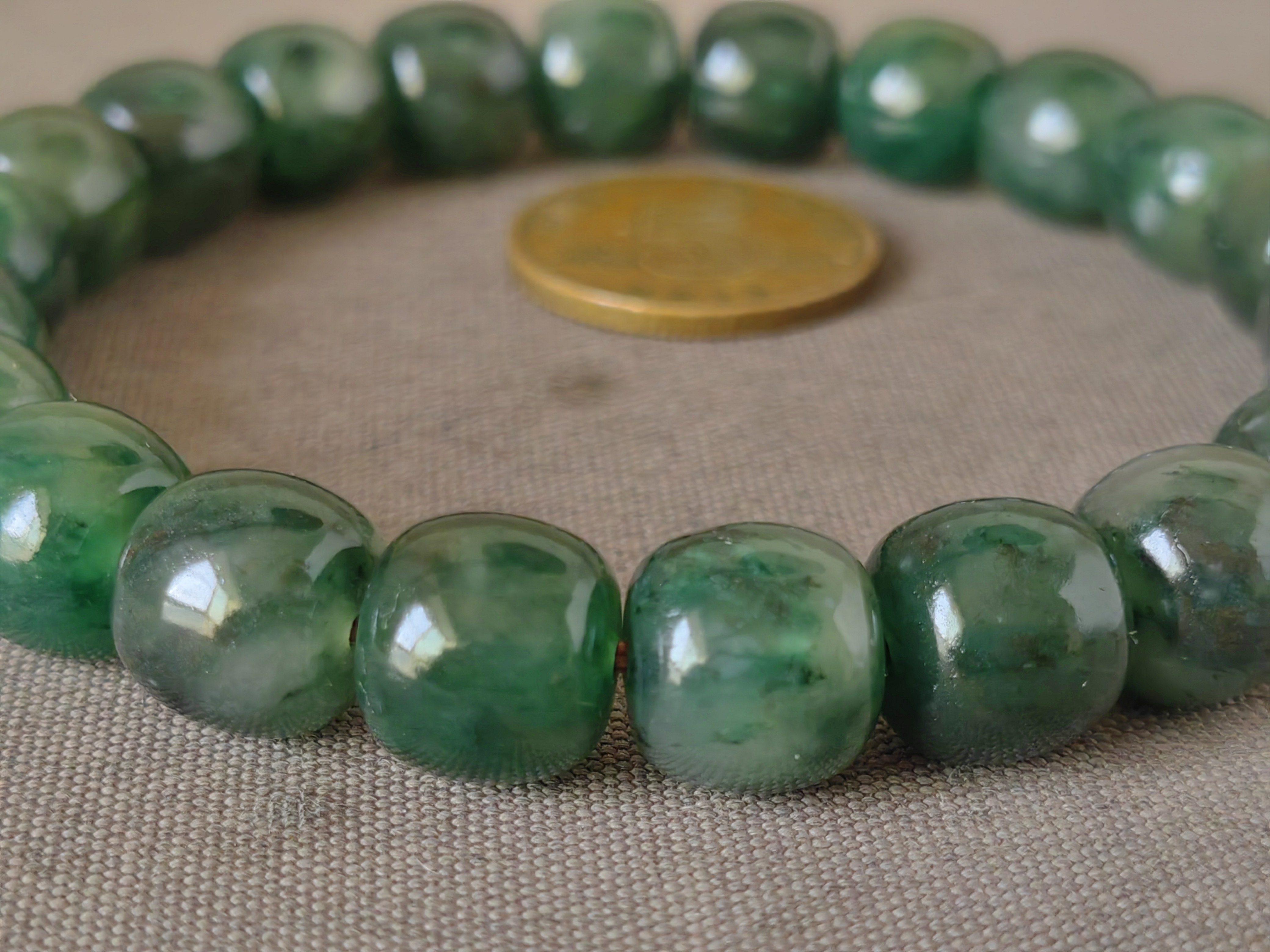 独山玉冰底老天蓝料老型珠手串，直径1厘米，清透似水，绿如翠羽