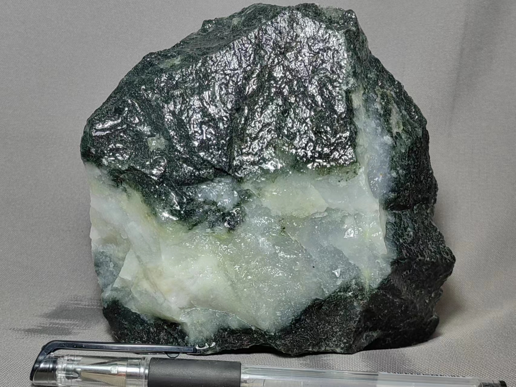 独山玉经典透水黑白原石标本，黑如漆，白如脂