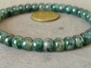 独山玉冰底老天蓝料稀缺直切老型珠手串，直径0.7厘米，清透似水