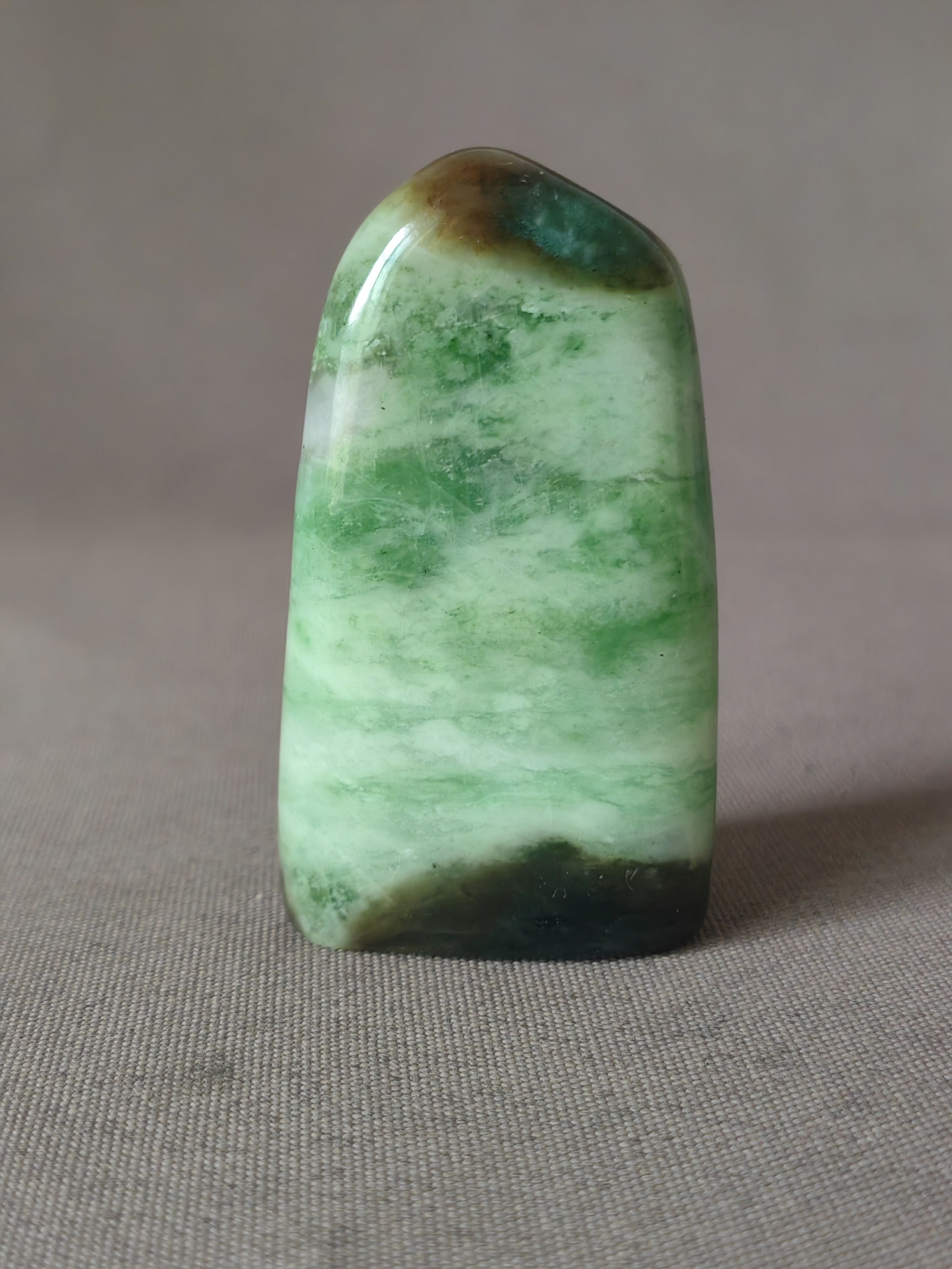 独山玉收藏级标本六十年代老绿白料随形章，色泽青翠，三色为宝