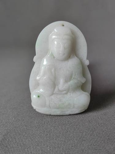 独山玉老浅粉底飘翠料观音，尤其腿上一个翠点凝翠一方格外漂亮