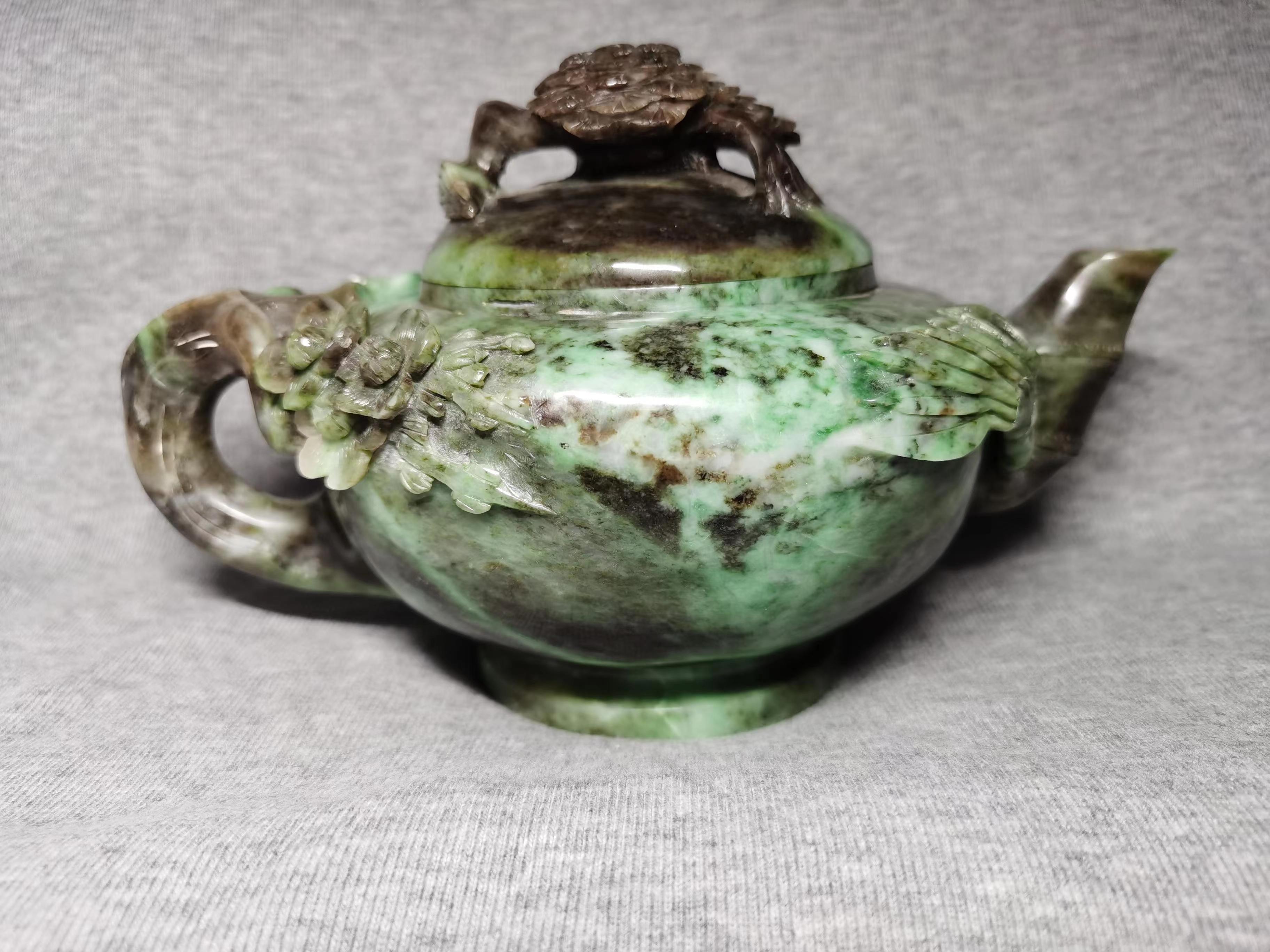 独山玉老工老绿白料壶    一片冰心在玉壶