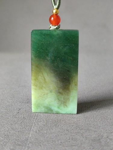 独山玉老天蓝果绿料平安无事牌，滋润细腻，色彩鲜艳