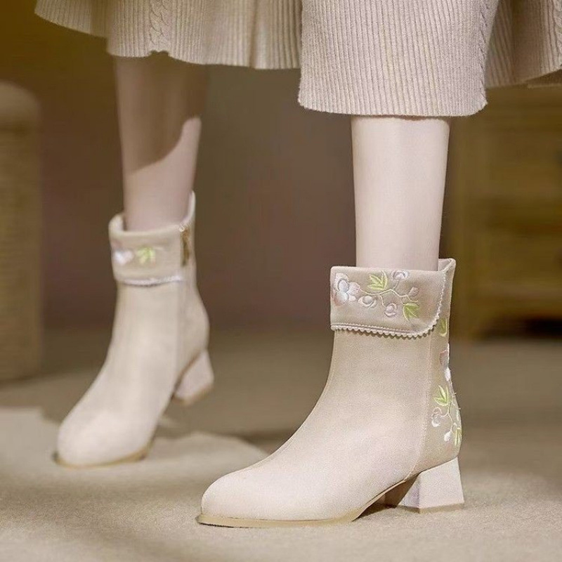 大牌鞋绣花短靴女复古2025秋冬新款中粗跟软底汉服鞋民族风旗袍