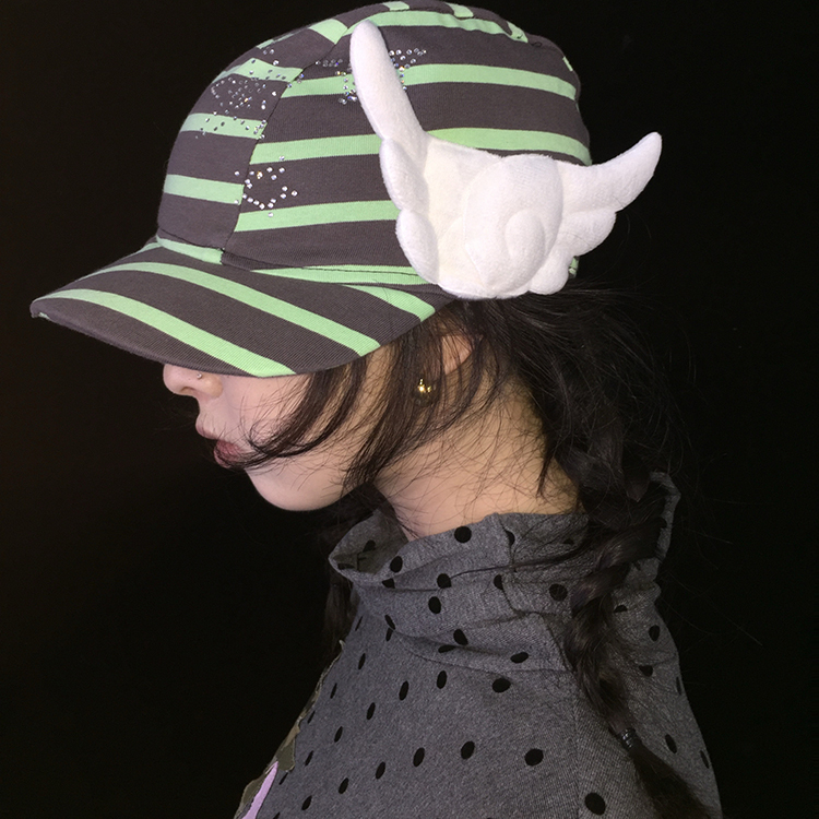 Ttsunami25秋冬原创设计可爱绿灰条纹小翅膀烫钻斜帽檐鸭舌帽