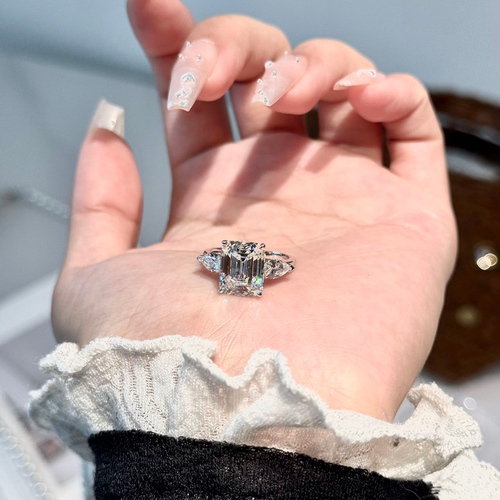 小冰糖钻戒纯银女4克拉大钻戒高级奢华方钻人工钻石婚礼仿真戒指