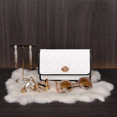 样板间衣帽间衣服轻奢软装梳妆台耳环包包手镯墨镜装饰摆件毛垫