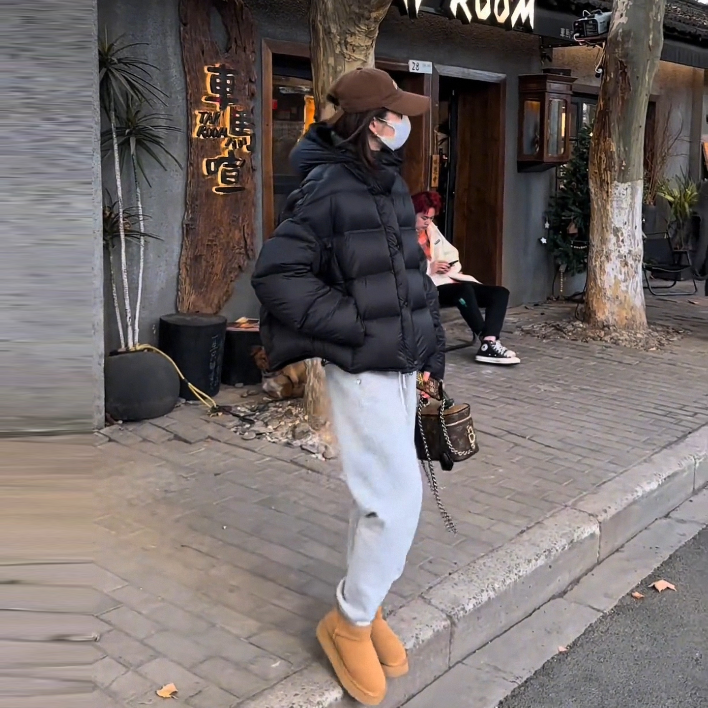 黑色羽绒服2025冬季韩系新款女小个子短款连帽白鸭绒泡芙蜜雪外套