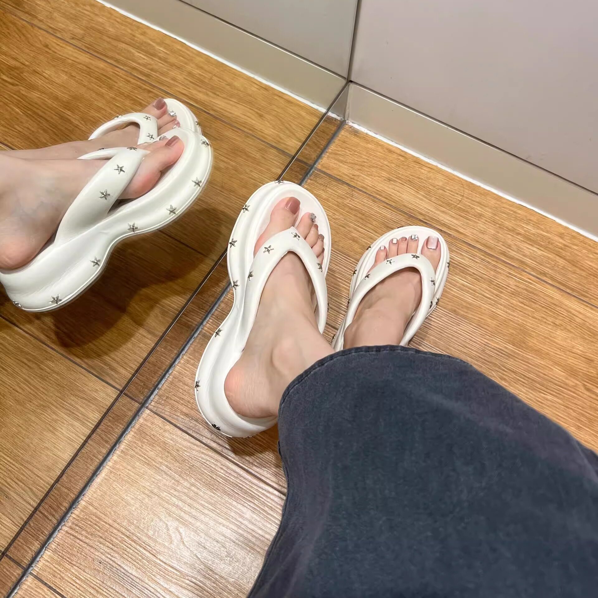 白色厚底人字拖鞋女夏外穿增高海边沙滩踩屎感防滑凉拖鞋2026新款