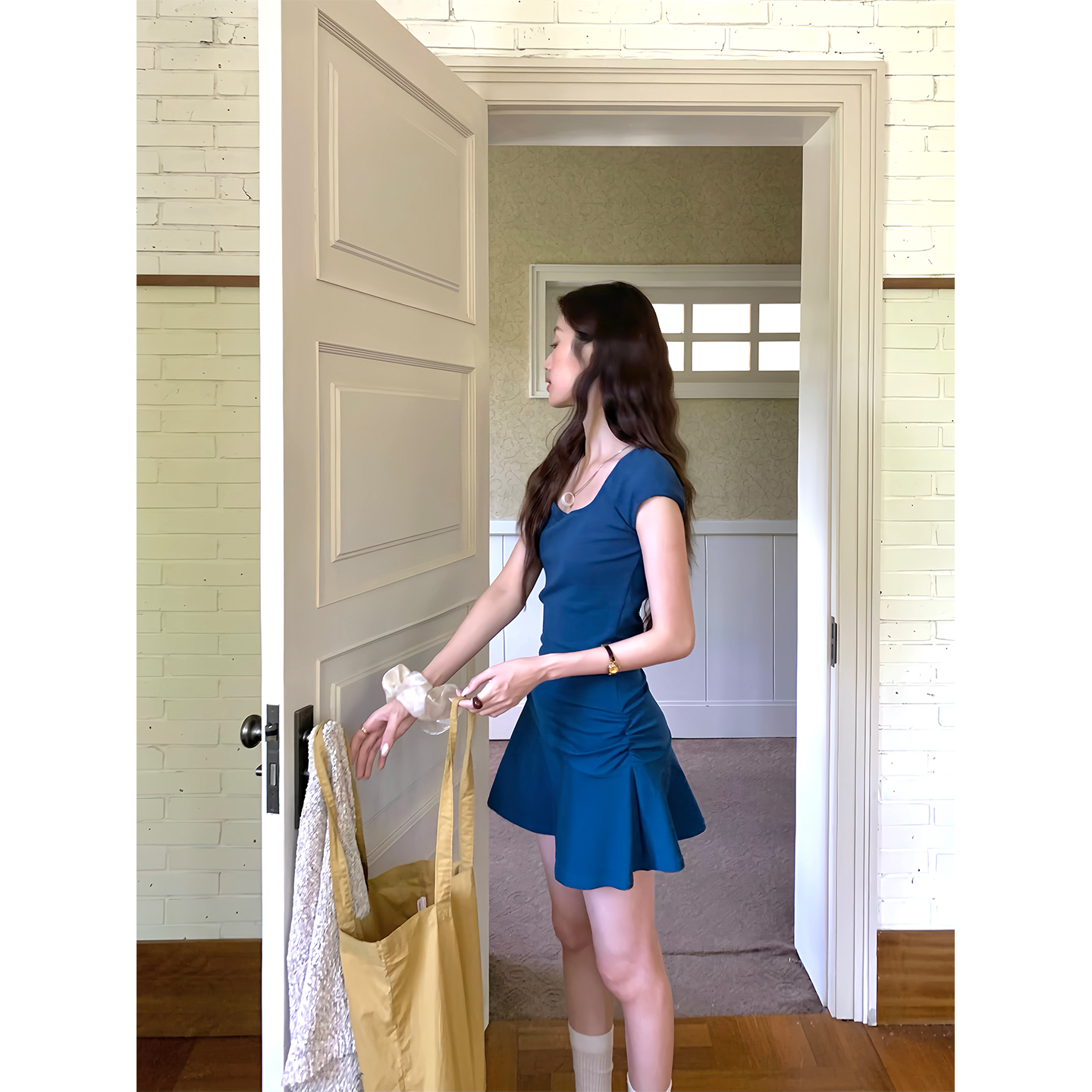 松未韵一方领不规则抽褶连衣裙