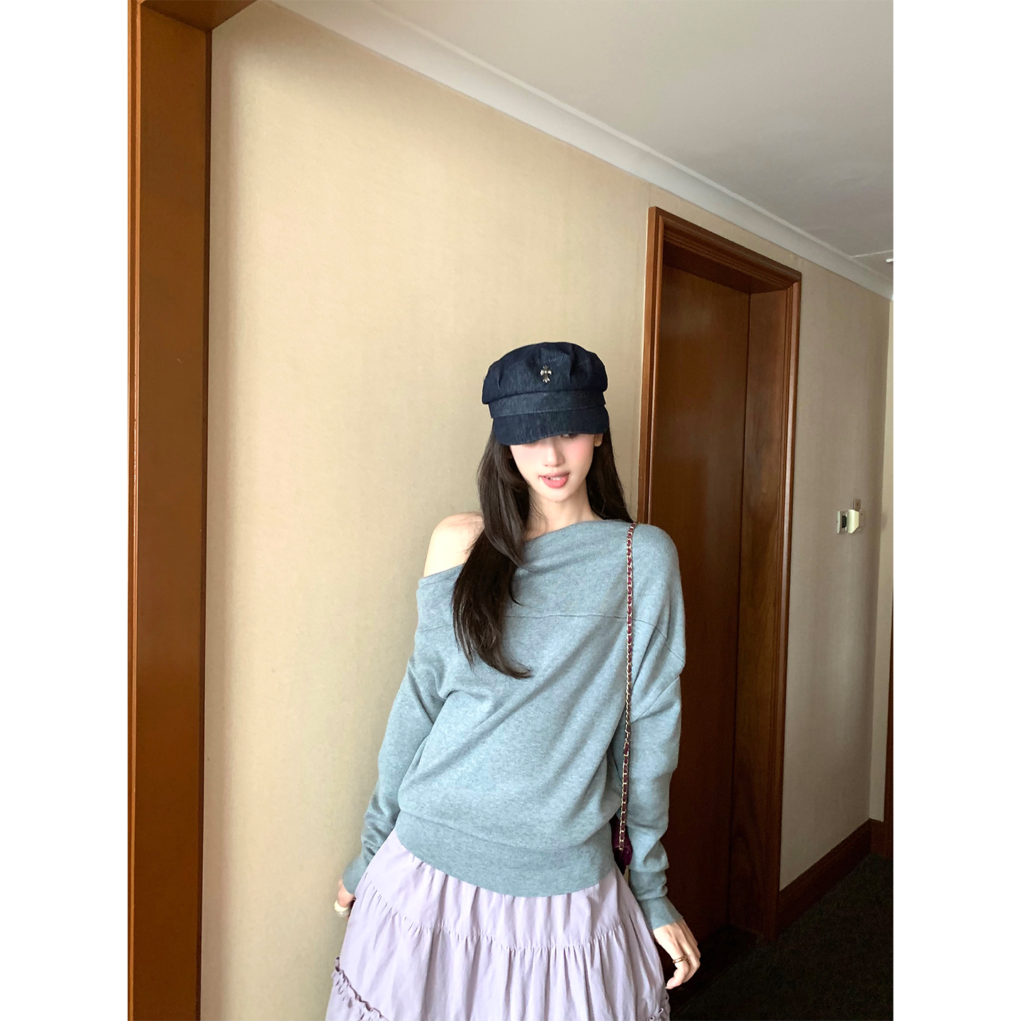 松未韵一一字肩斜肩上衣灰色毛衣