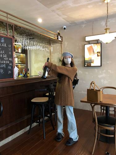 松未韵一浅蓝色拖地牛仔裤