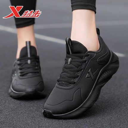 特步女鞋2026新款冬季皮面防水跑步鞋休闲鞋子正品黑色运动鞋女款