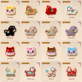 春节送物卡通毛绒胸针2026马年新款 别针徽章新年礼物配饰包包装 饰