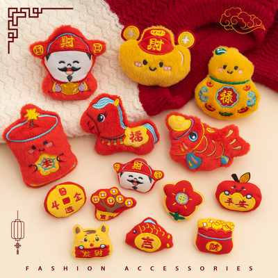 2026马年新年毛绒胸针卡通可爱小马公仔玩偶挂饰衣服包包别针装饰