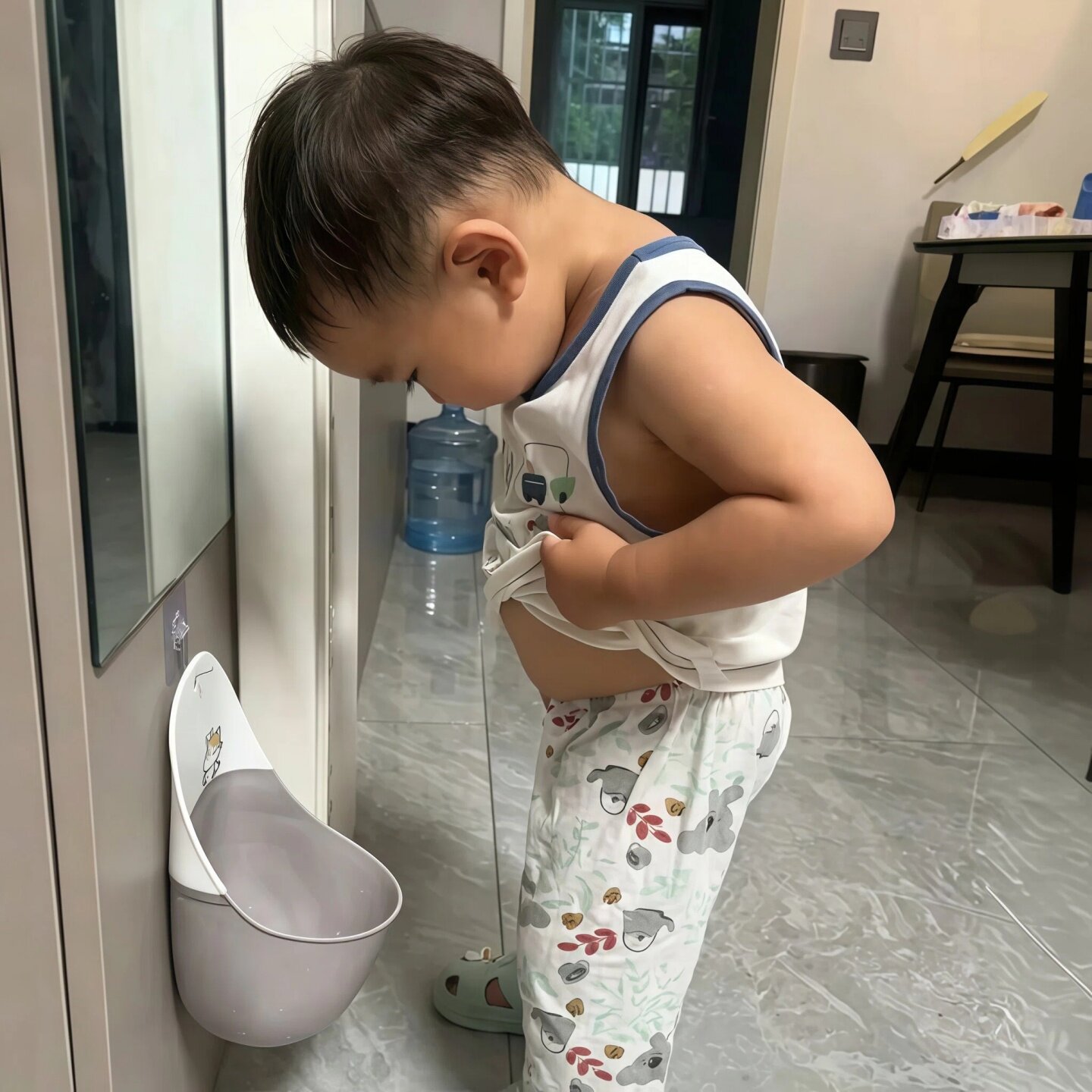 男宝宝尿尿小便器儿童尿便斗器立式挂墙尿桶男童简易尿壶如厕训练