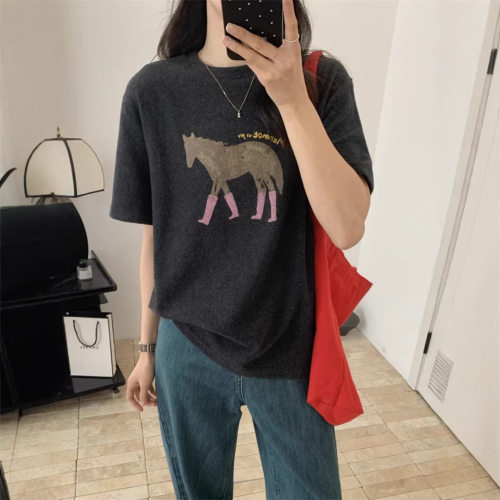 2026早春卡通小马印花短袖T恤女宽松圆领遮肉显瘦时尚款百搭上衣