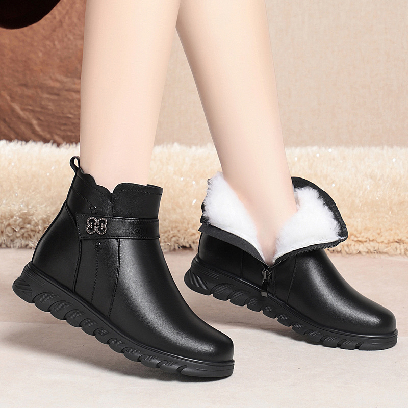 冬季新款短靴真皮平底中老年防滑大码妈妈鞋加绒加厚羊毛大棉鞋女