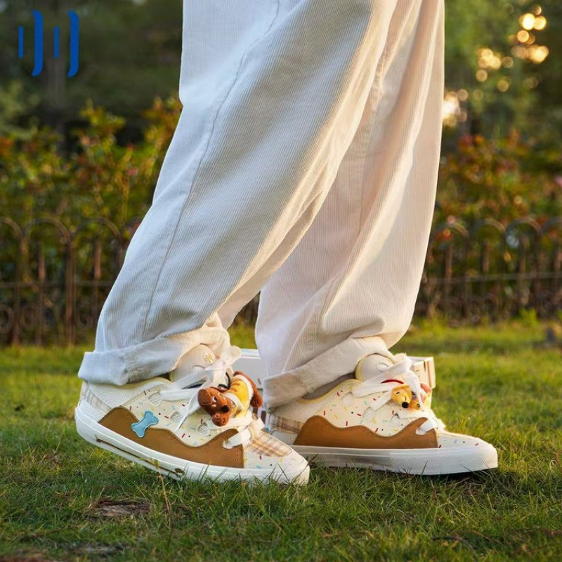 新款白棕拼接腊肠小狗面包鞋女高颜值美式休闲滑板鞋增高运动潮鞋