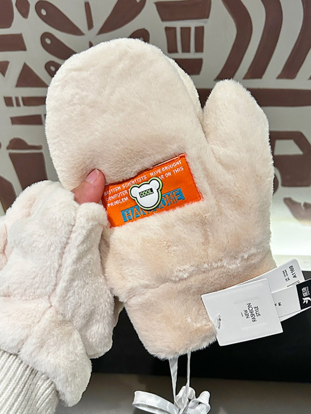 HIGH-VALUE GLOVES WOMENS CUTE HALTERNECK IN WINTER FLEECE THICKENED RIDING IN WINTER WARM FULL-FINGERED PLUSH PLUSH KOREAN