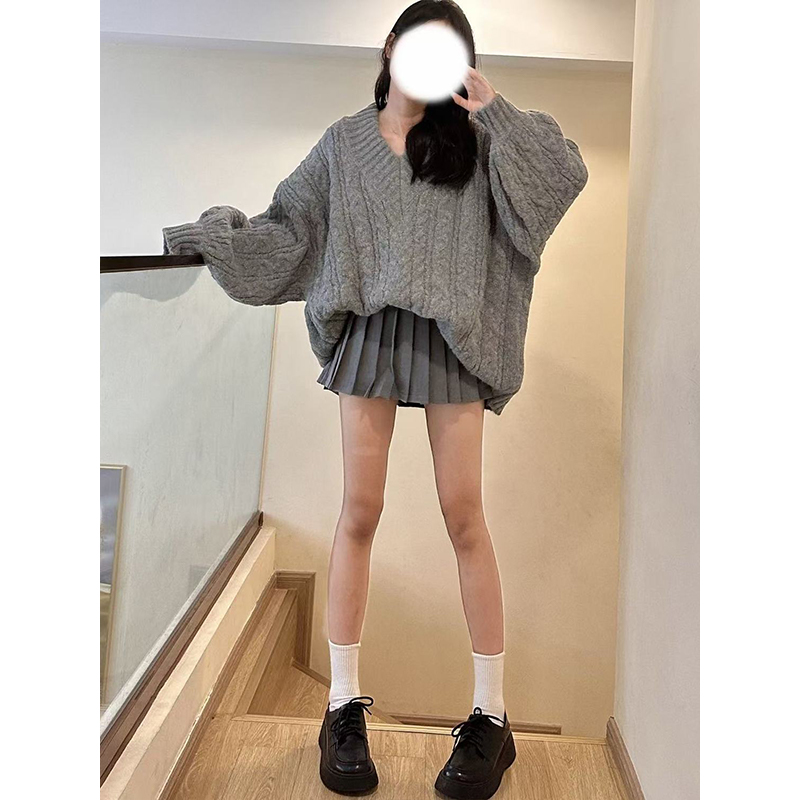 2025温柔风秋冬新款穿搭V领宽松灰色大毛衣外穿针织衫百褶裙套装