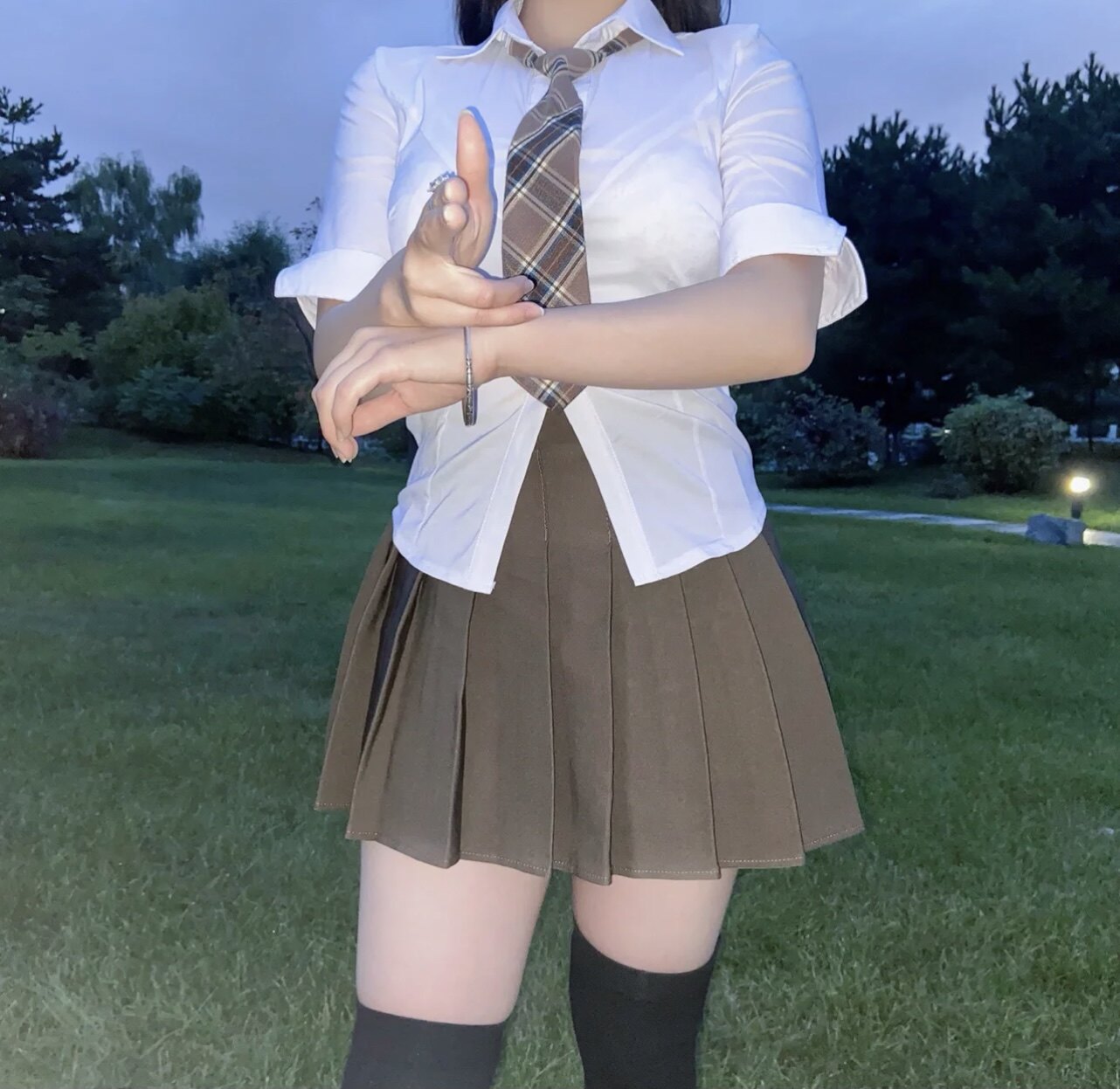 IN SUMMER THE NEW SWEET SALT IS WORN BY A SMALL WOMAN AN INTERNET CELEBRITY A SWEET AND SPICY COLLEGE STYLE SHIRT A TWO-PIECE SUIT AND A SKIRT