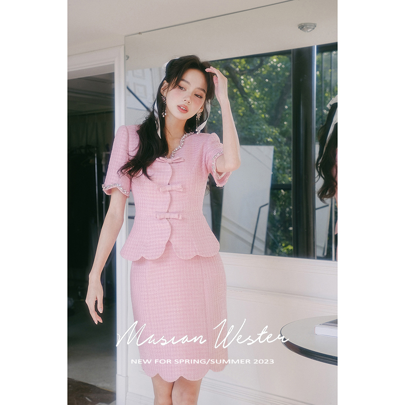 Maison Wester夏季流行复古小香风花瓣领粉白格纹套裙可露丽穿搭