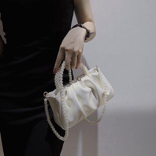 韩里韩气的包包高级感小众珍珠链手提云朵包女新款百搭简约斜挎小