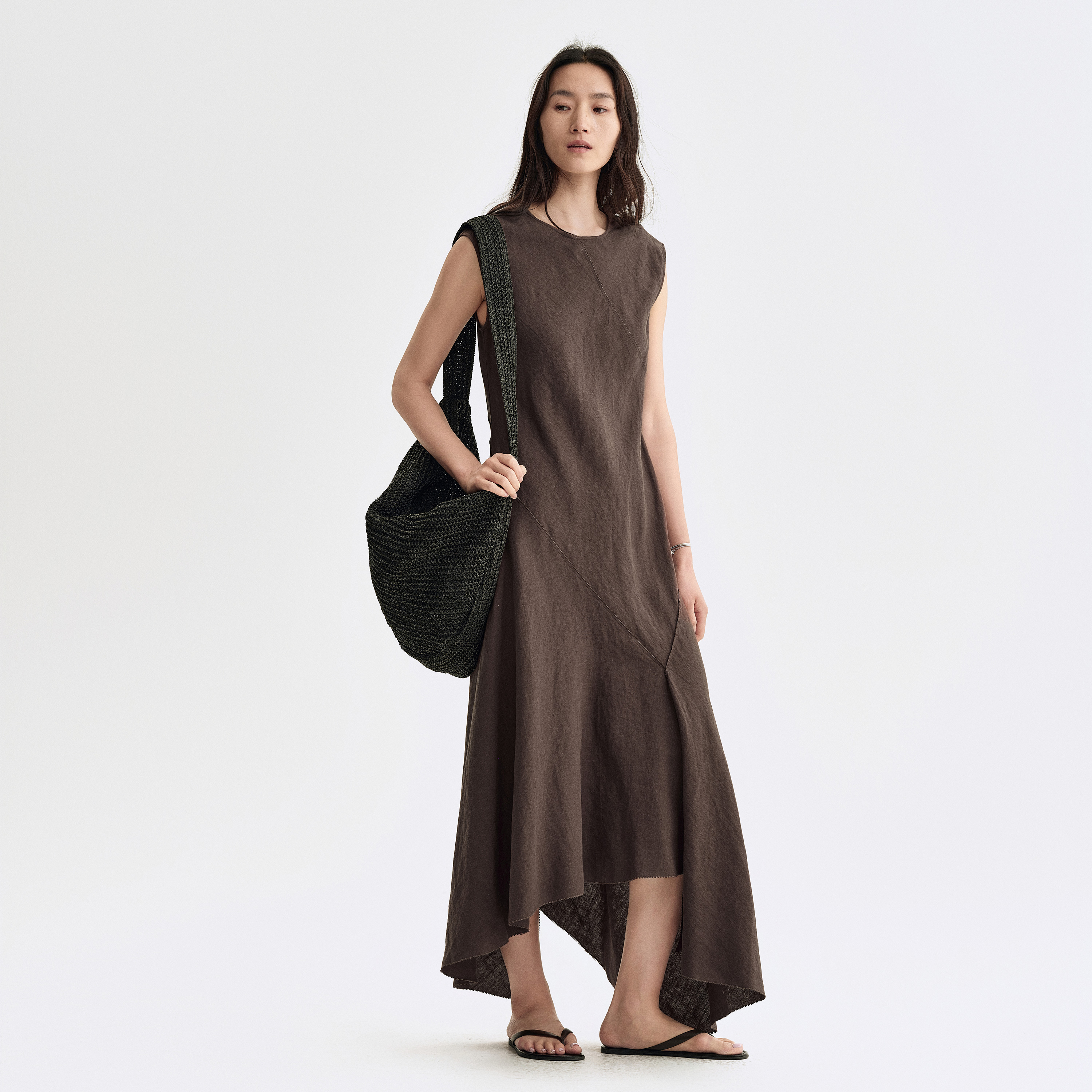 白弓“亚麻系列”2025年夏季新款不规则剪裁无袖连衣裙女55507