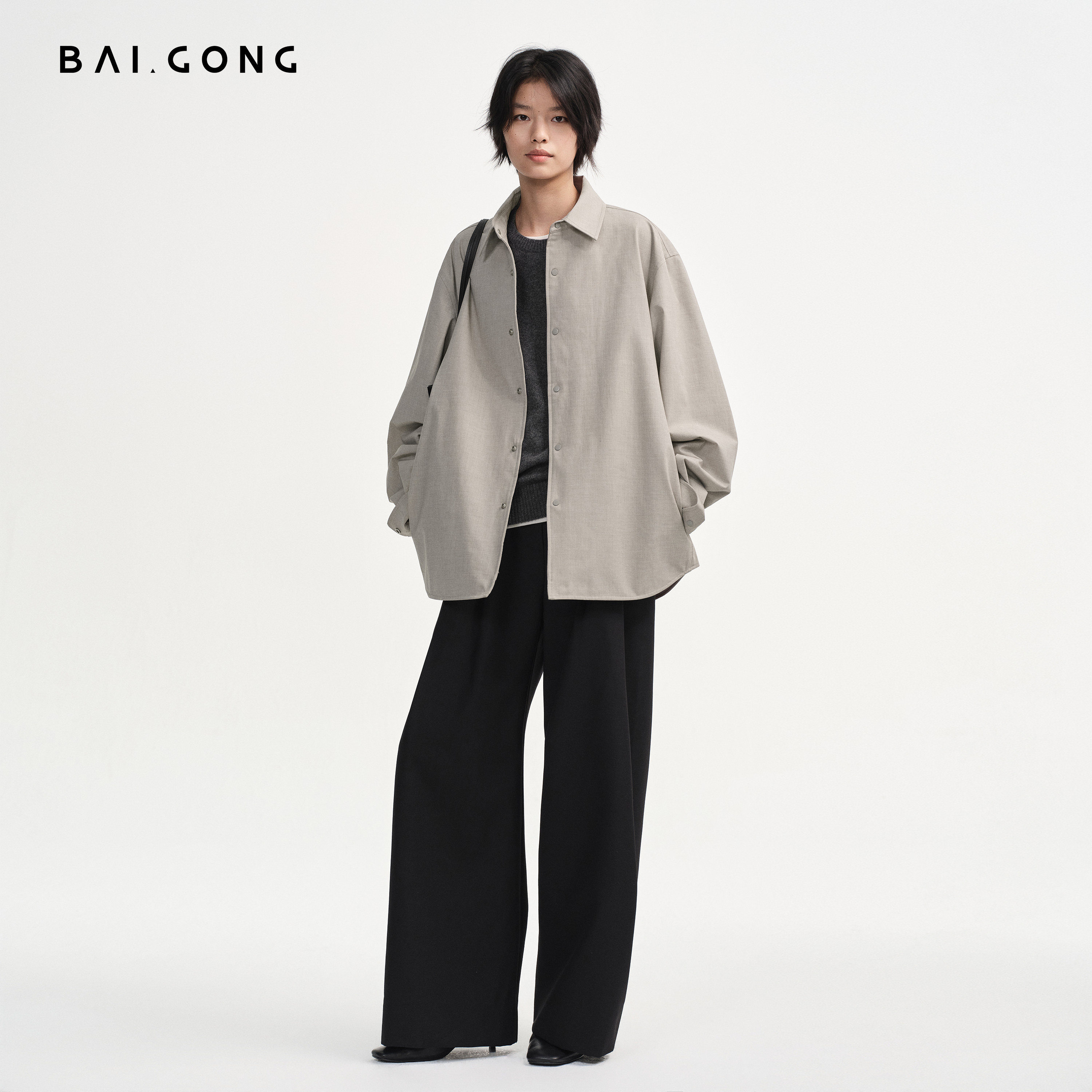 白弓冬季新款休闲长袖翻领衬衫式棉服女極简气质阔版外套56661