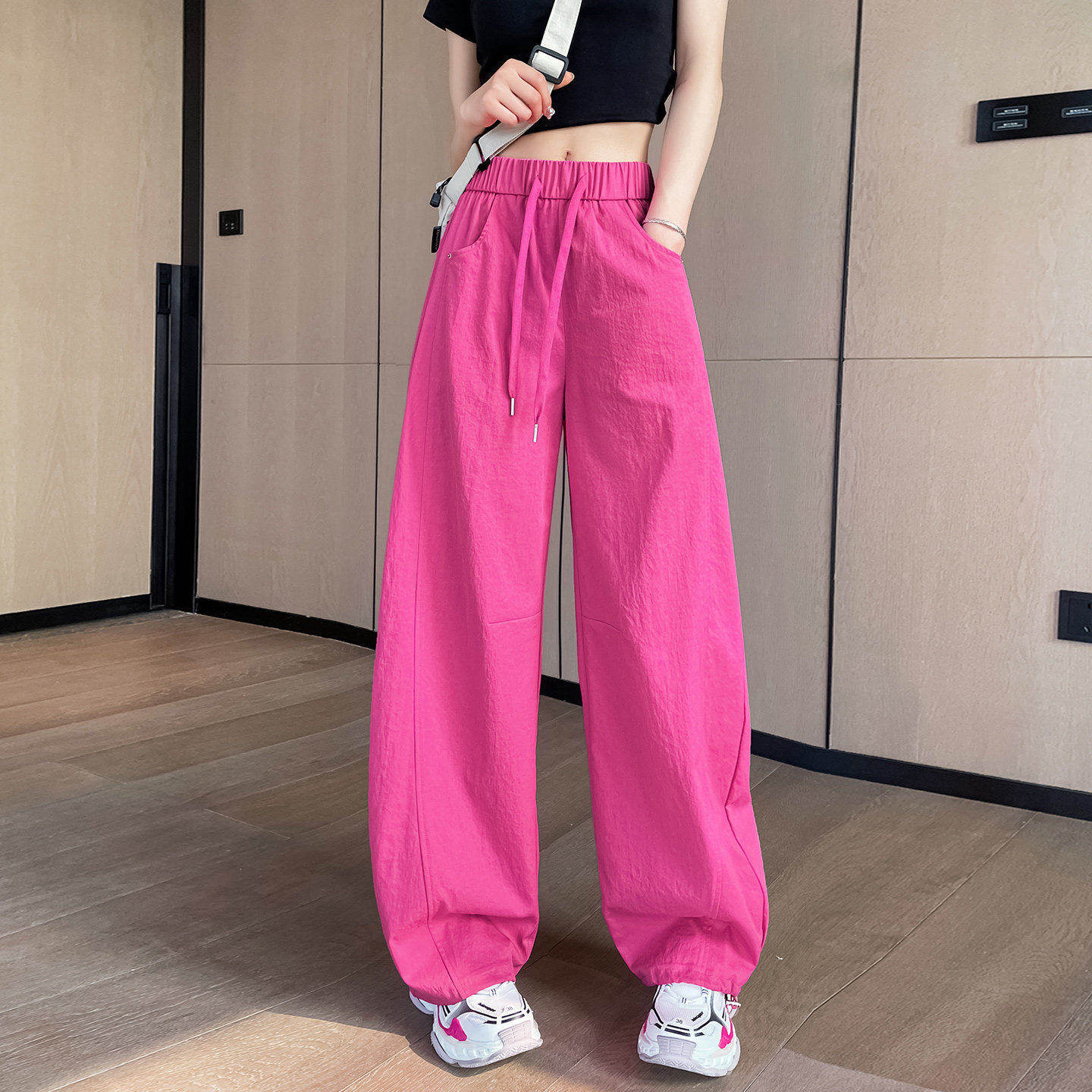 米兰风MDCW多巴胺玫红色冰丝弯刀裤女2026夏季薄款凉感运动阔腿裤