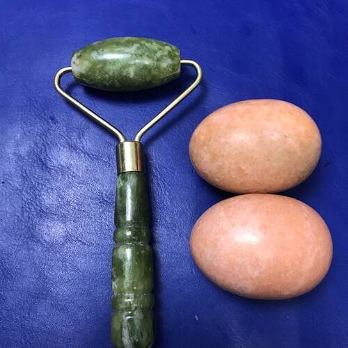 岫岩玉手工精雕美容器和