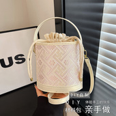 手工编织刺绣自贴布壮锦包包女单肩斜挎包高级感手提抽绳水桶包