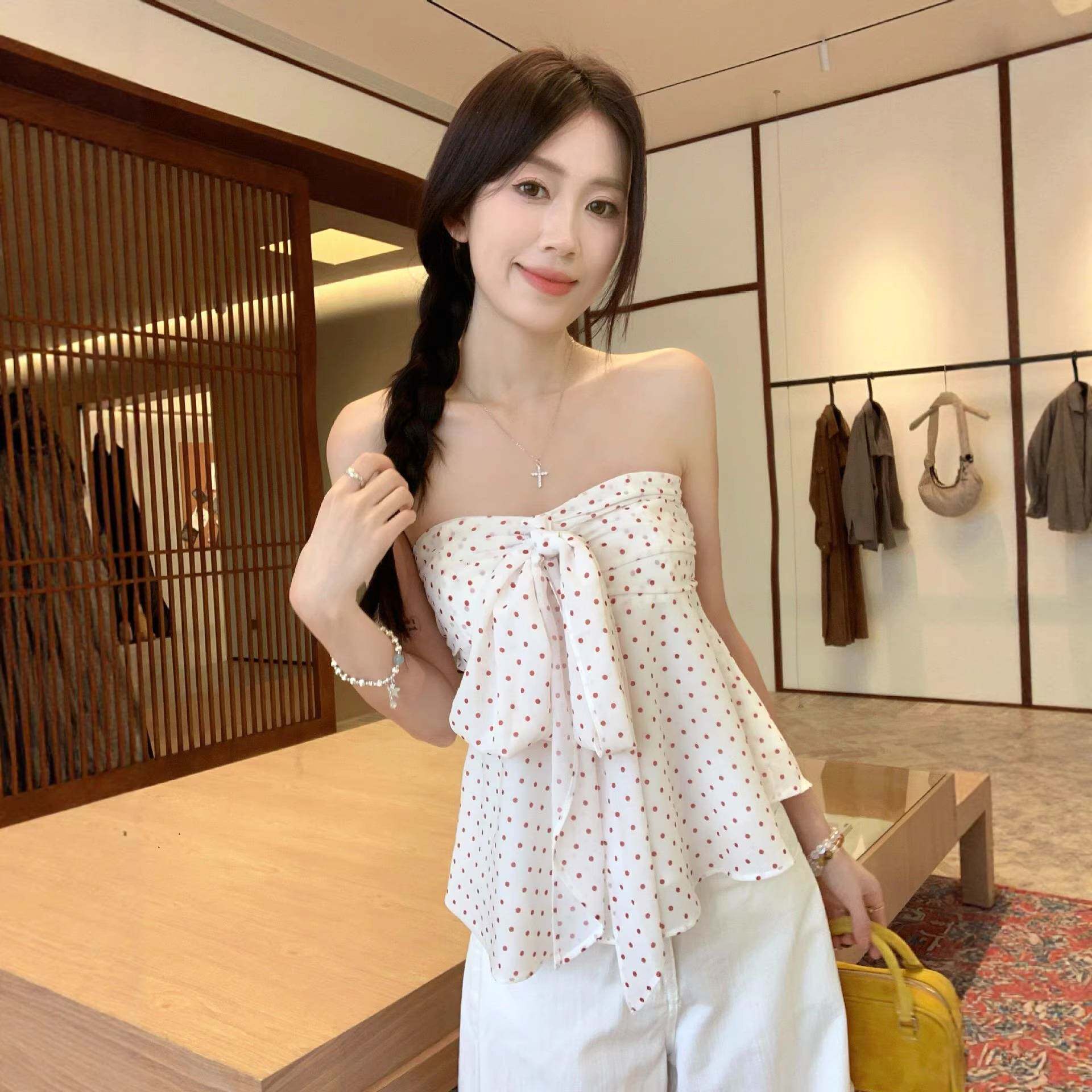 设计感背心女内搭2026超火减龄新款白色波点短款露肩露背抹胸上衣