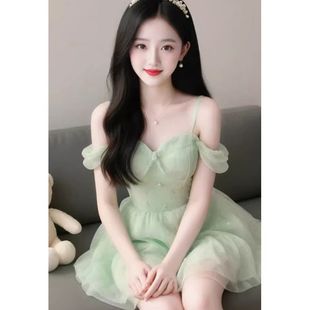 连衣裙女夏 海边度假温柔风显瘦短裙高级感小众设计绿色露肩泡泡袖