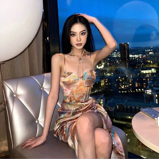 PrettyLittleThing彩色缎面油画收腰辣妹连衣裙2024年新款吊带裙