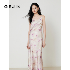 美到窒息！高品质缎感 印花度假吊带裙中长款2025夏季新款连衣裙