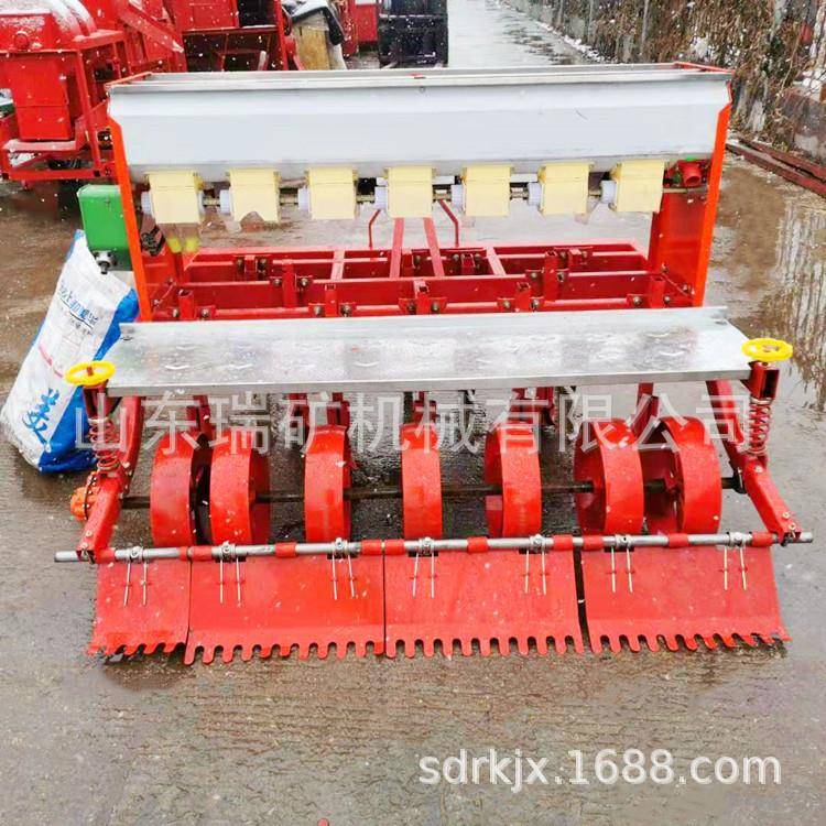 新款小麦播种机行施肥播种一体机打梗平土浆腿圆盘四轮车带