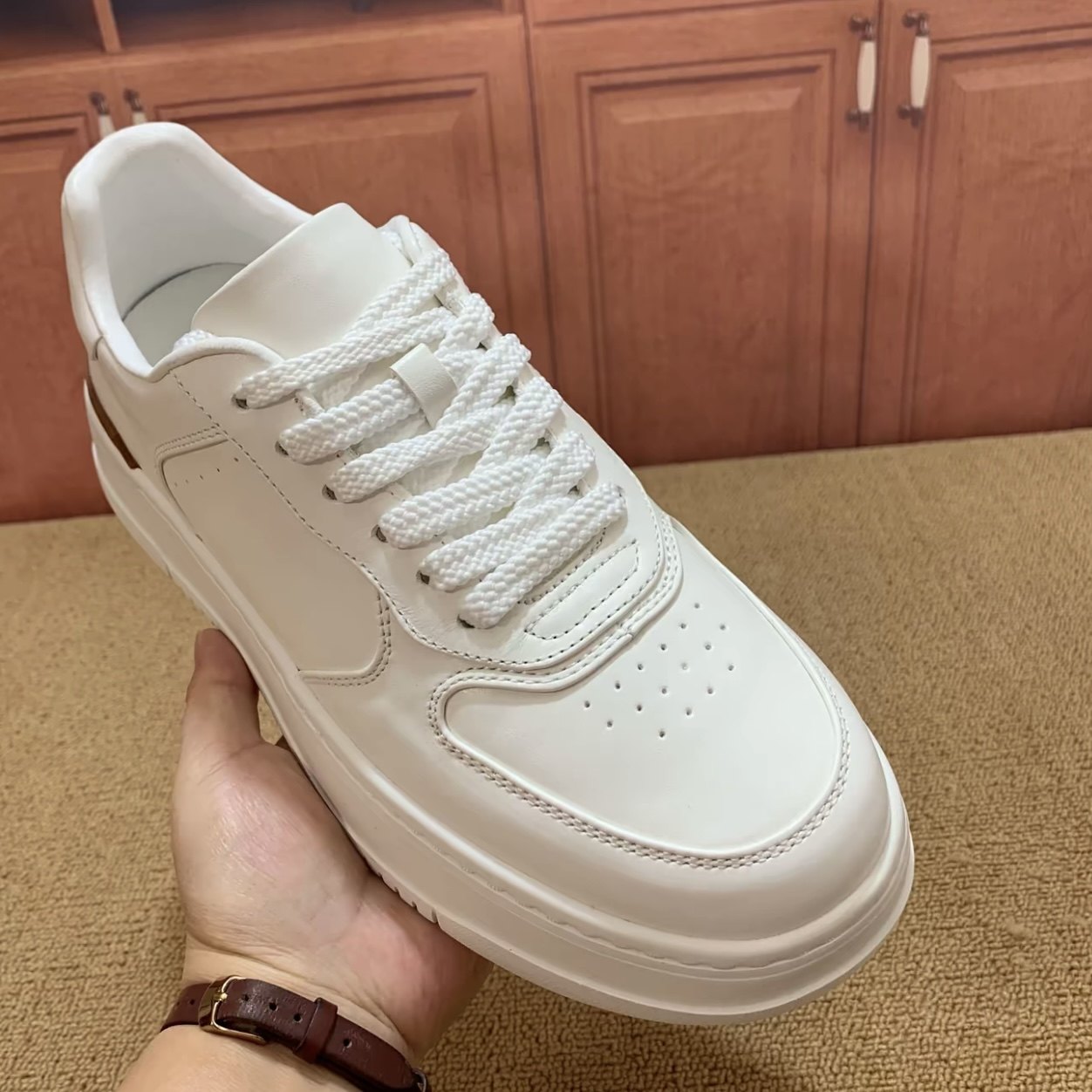 男士新款春季高奢头层牛皮打孔透气百搭小白鞋系带休闲板鞋8261-2,流行男鞋,时尚休闲鞋,淘宝优惠券,粉丝福利购,淘宝优惠卷