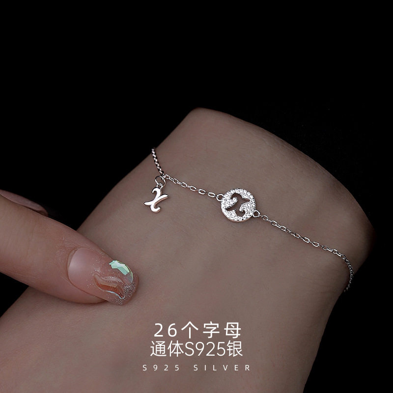 榕树下S925银英文字母圆牌镶钻手