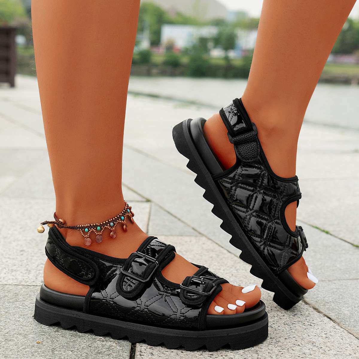 women shoes贸大码女士厚底沙滩凉鞋亮光格子帮面魔术贴粘扣2024