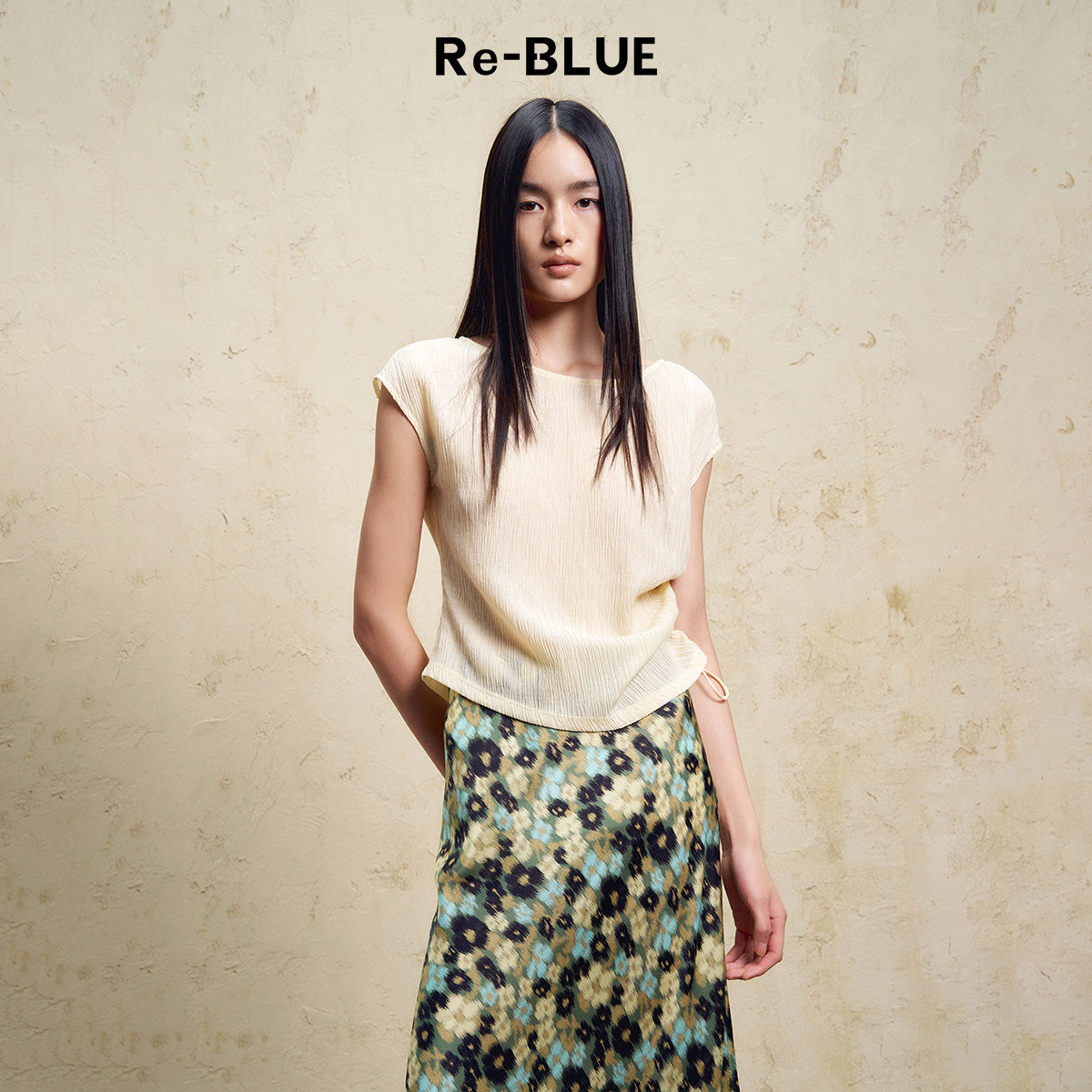 Re-BLUE轻奢优雅女装清新自然褶皱肌理感半包袖T恤上衣