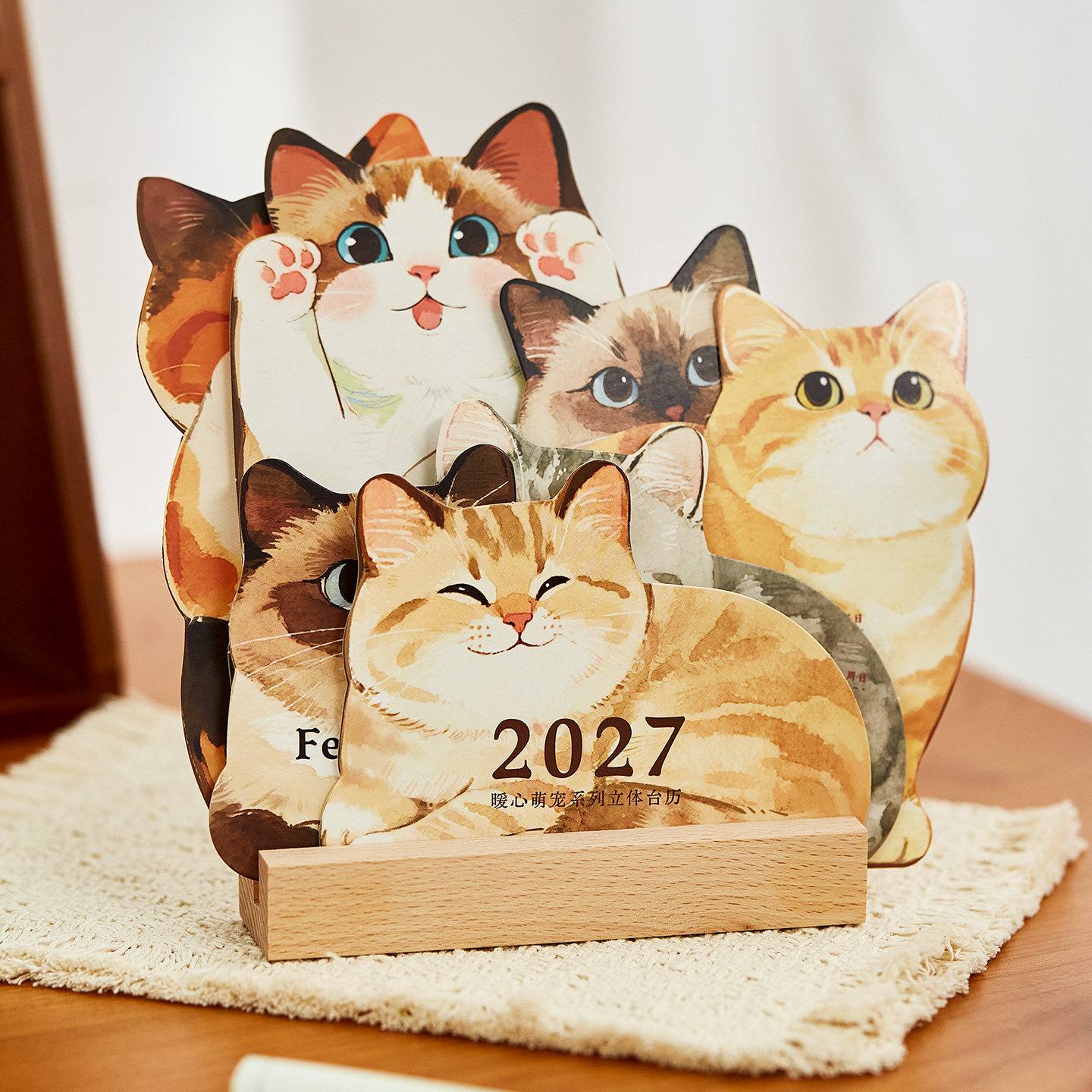 2027年暖心萌宠立体插画台历卡通可爱高颜值女生办公室桌面摆件文艺木质日历2026学生中高考倒计时打卡月历