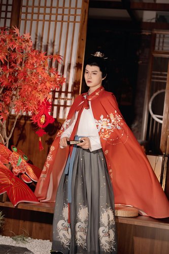 白菜价原创汉服有龙披风