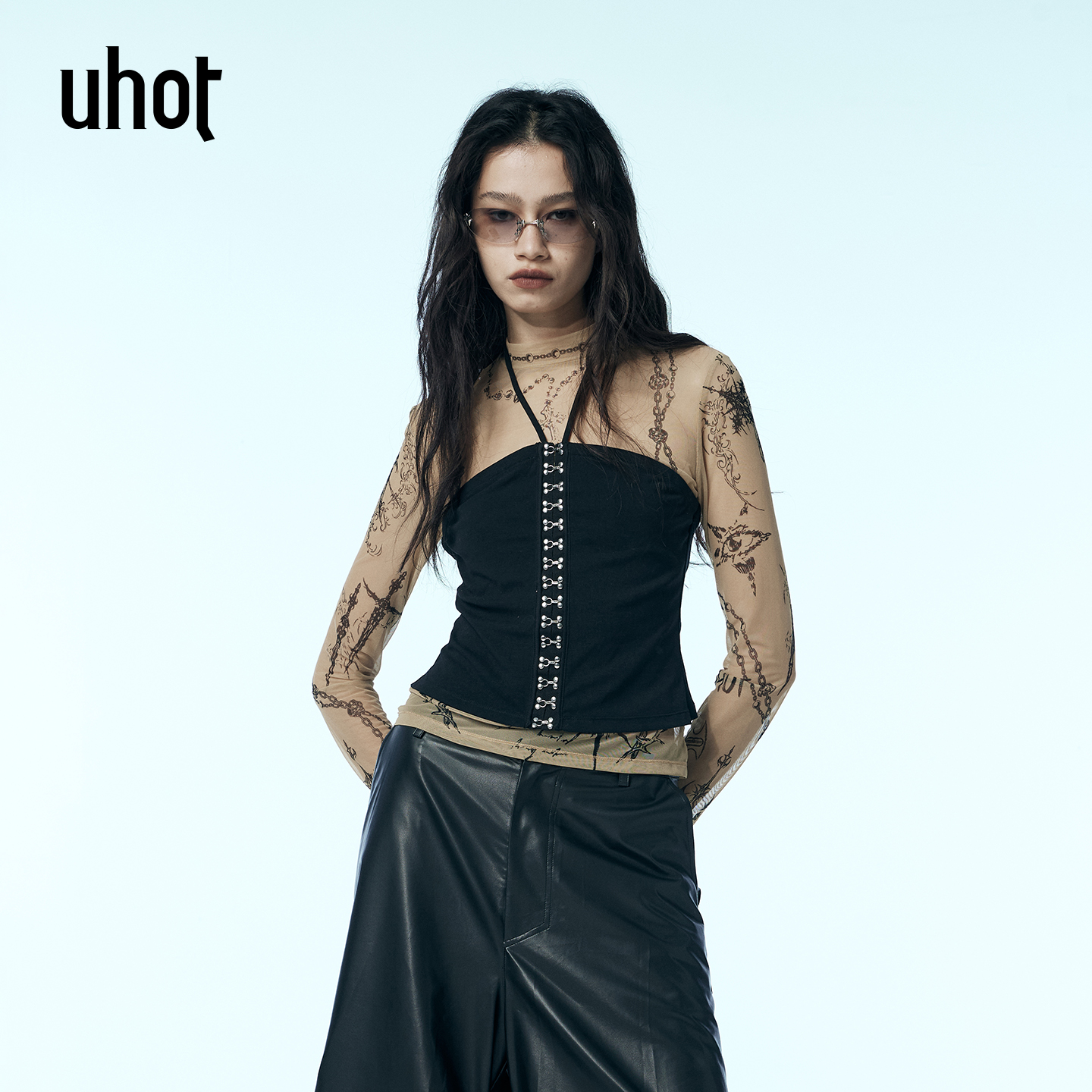 黑色挂脖假两件印花针织上衣