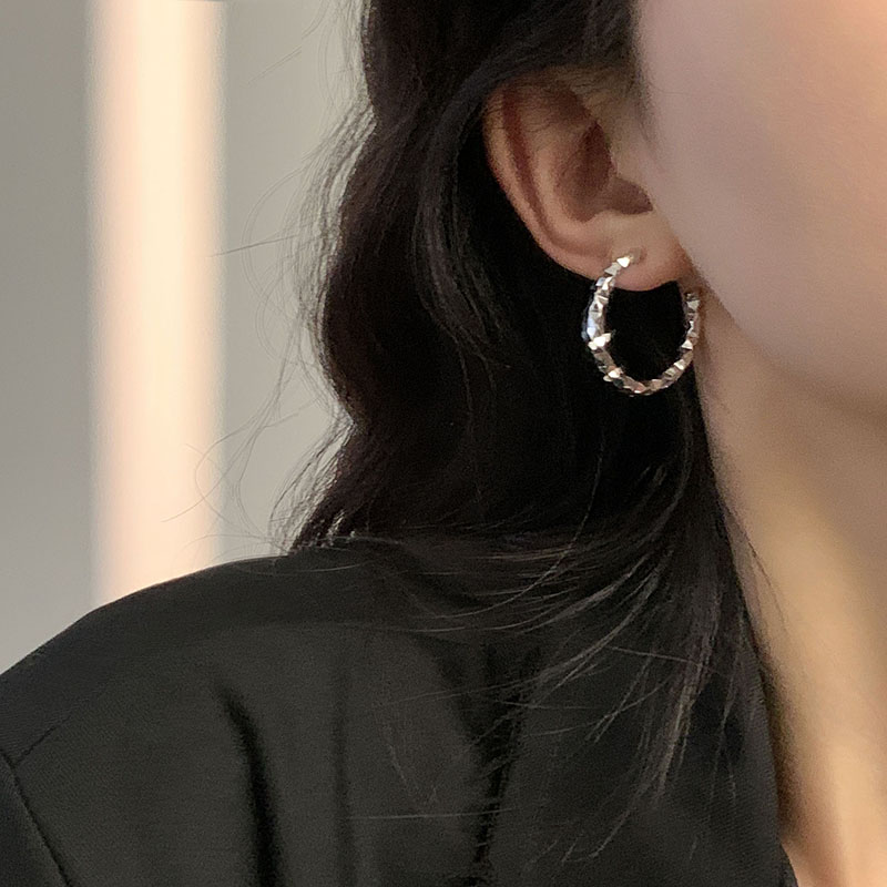 伊灿碎银几两夸张耳圈女小众