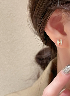 999纯银针字母H养耳洞耳钉2025年新款潮简约小巧耳环睡觉免摘耳饰