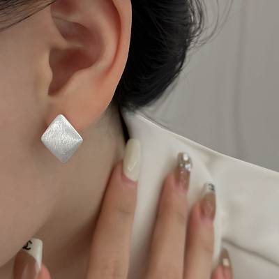 伊灿菱形拉丝纯银耳钉女