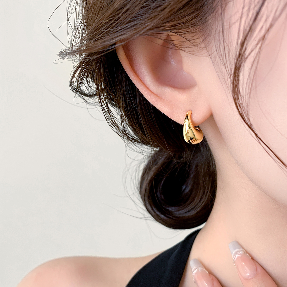 伊灿金属感水滴形耳钉女纯银