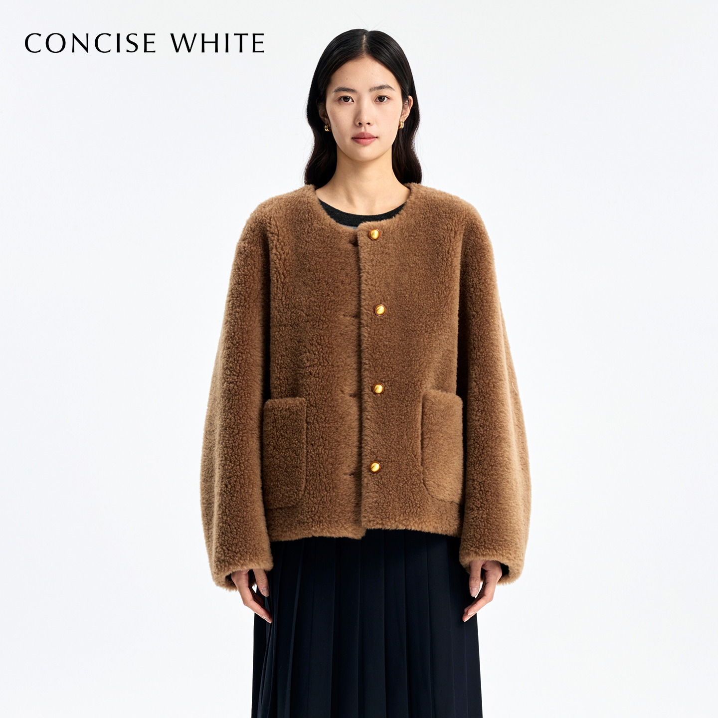 CONCISE-WHITE简白2025秋冬新品金扣圆领短皮草毛呢羊毛外套女